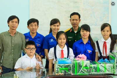 Học sinh thăm và tặng quà chú bộ đội