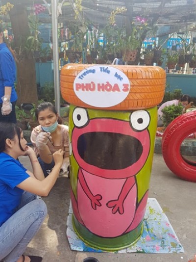Đoàn viên trường Tiểu học Phú Hòa 3 làm bồn hoa, thùng rác từ những lốp ô tô cũ