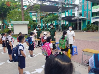 Đón học sinh đi học trở lại sau thời gian nghỉ phòng, chống dịch Covid-19