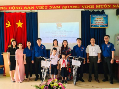 Trao tặng quà hưởng ứng tháng thanh niên năm học: 2020-2021