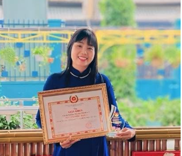Họ tên: Nguyễn Thị Thanh Tâm &nbsp;&nbsp; Chức vụ:&nbsp;Hiệu trưởng -&nbsp; Bí thư Chi bộ &nbsp;&nbsp; Trình độ chuyên môn:&nbsp; Cử nhân khoa học giáo dục Tiểu học