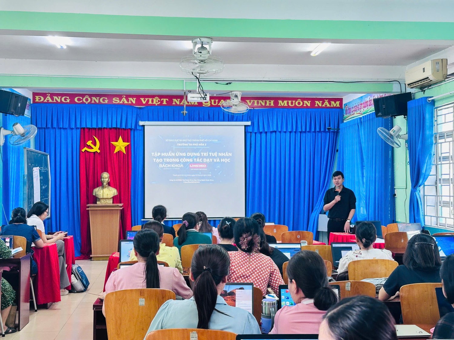 Giáo viên trường Tiểu học Phú Hòa 3 tập huấn sử dụng hệ thống quản lý học tập LMS360