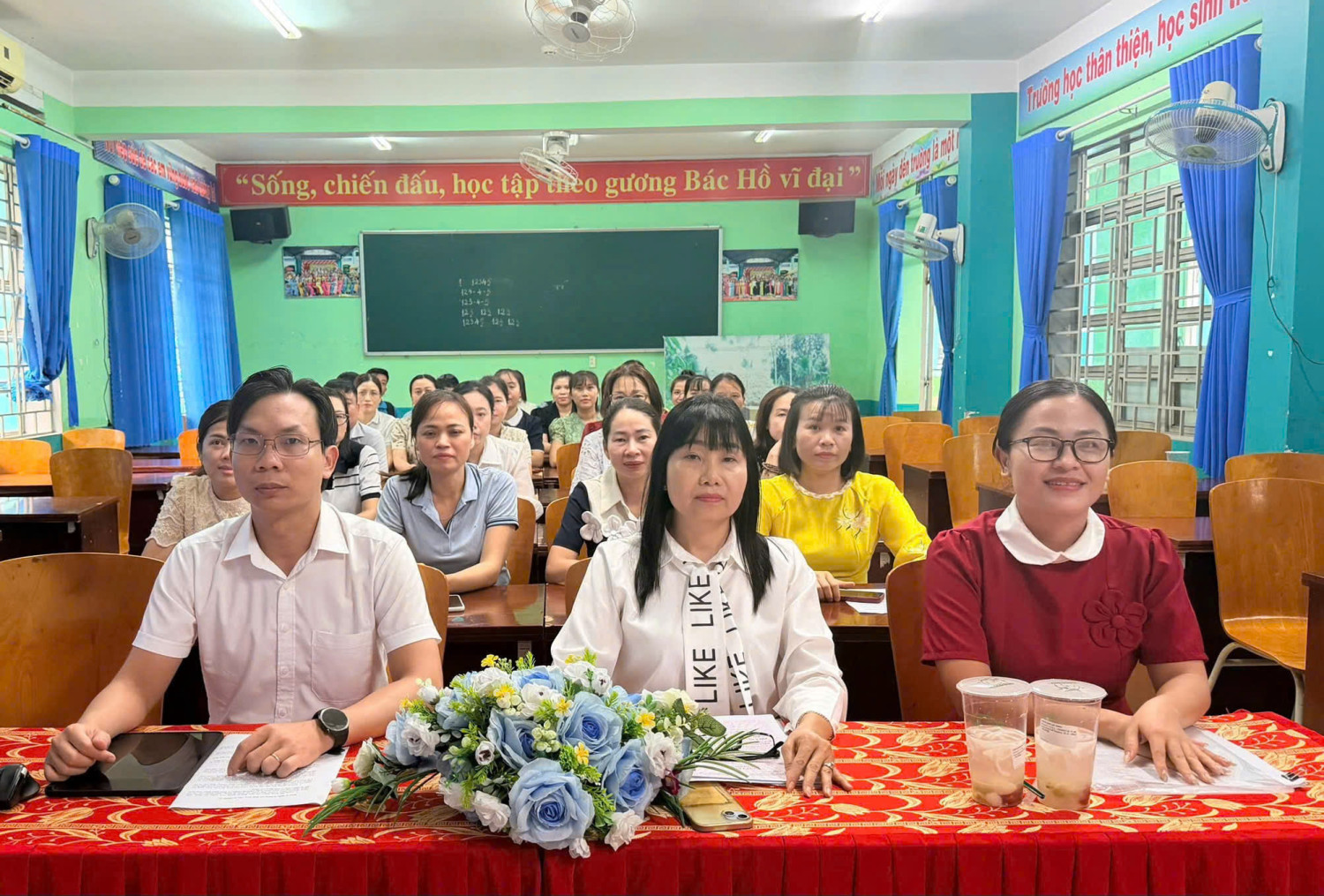 TRƯỜNG TIỂU HỌC PHÚ HÒA 3 KẾT NẠP ĐẢNG VIÊN MỚI
